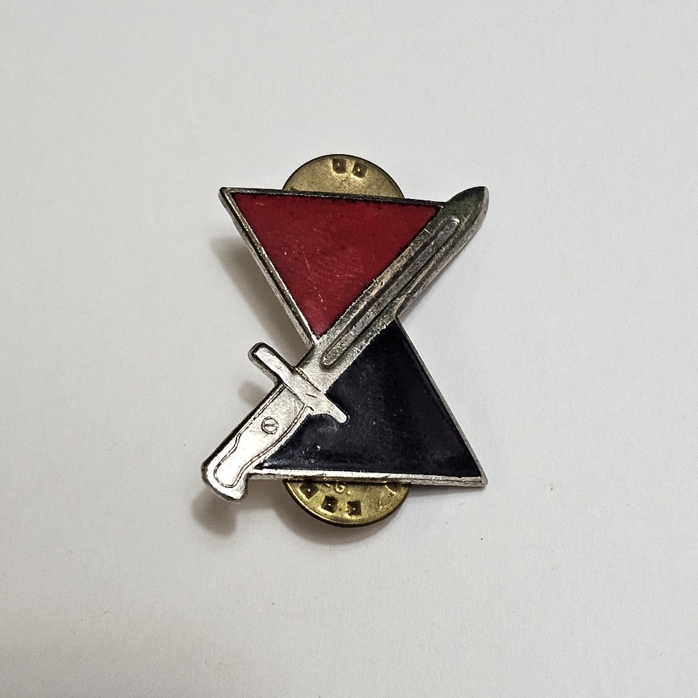 US Army 7th Infantry Division Unit Crest DUI DI Pin Insignia Hourglass Bayonet
